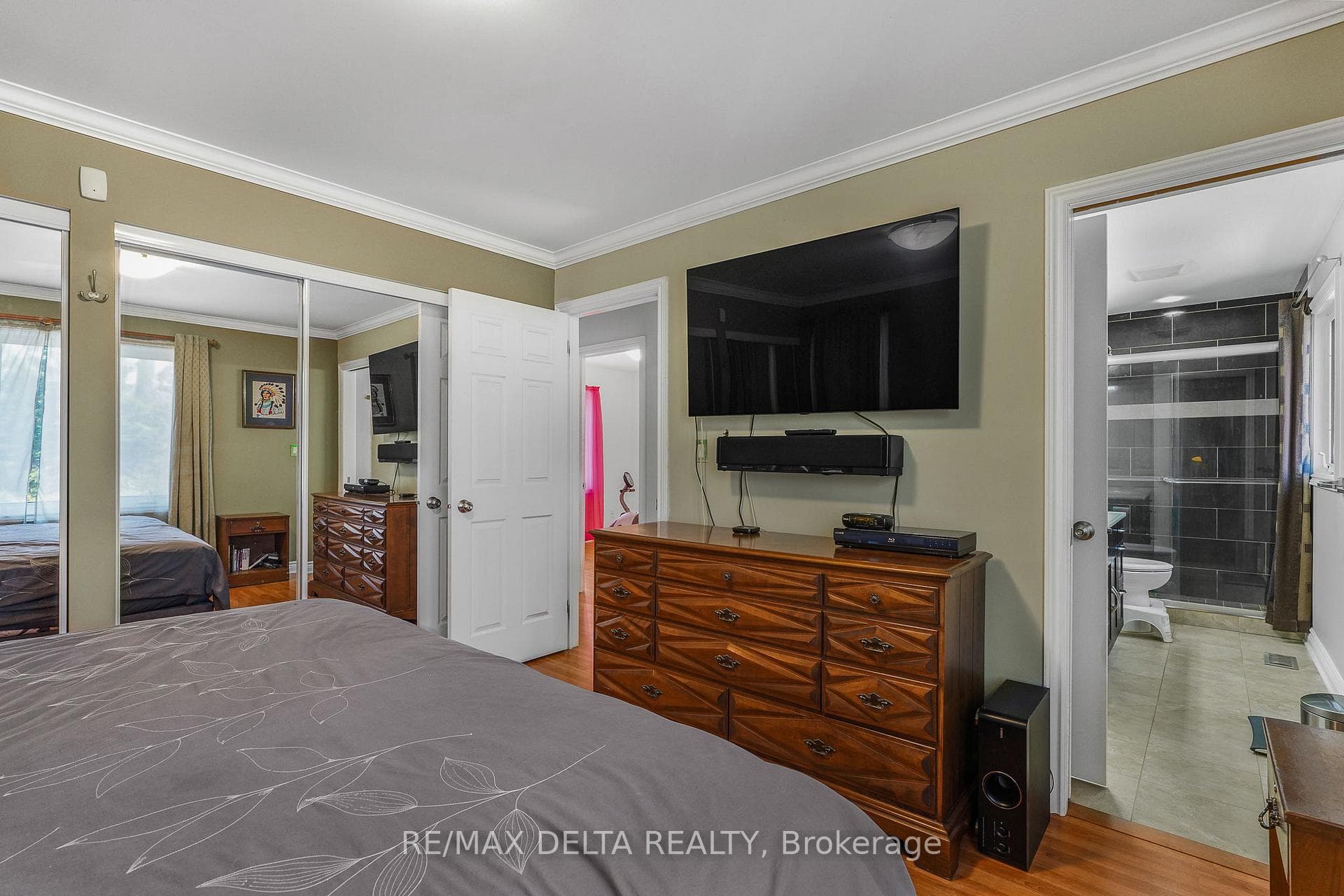 Same room w/cheater access to the main bathroom.