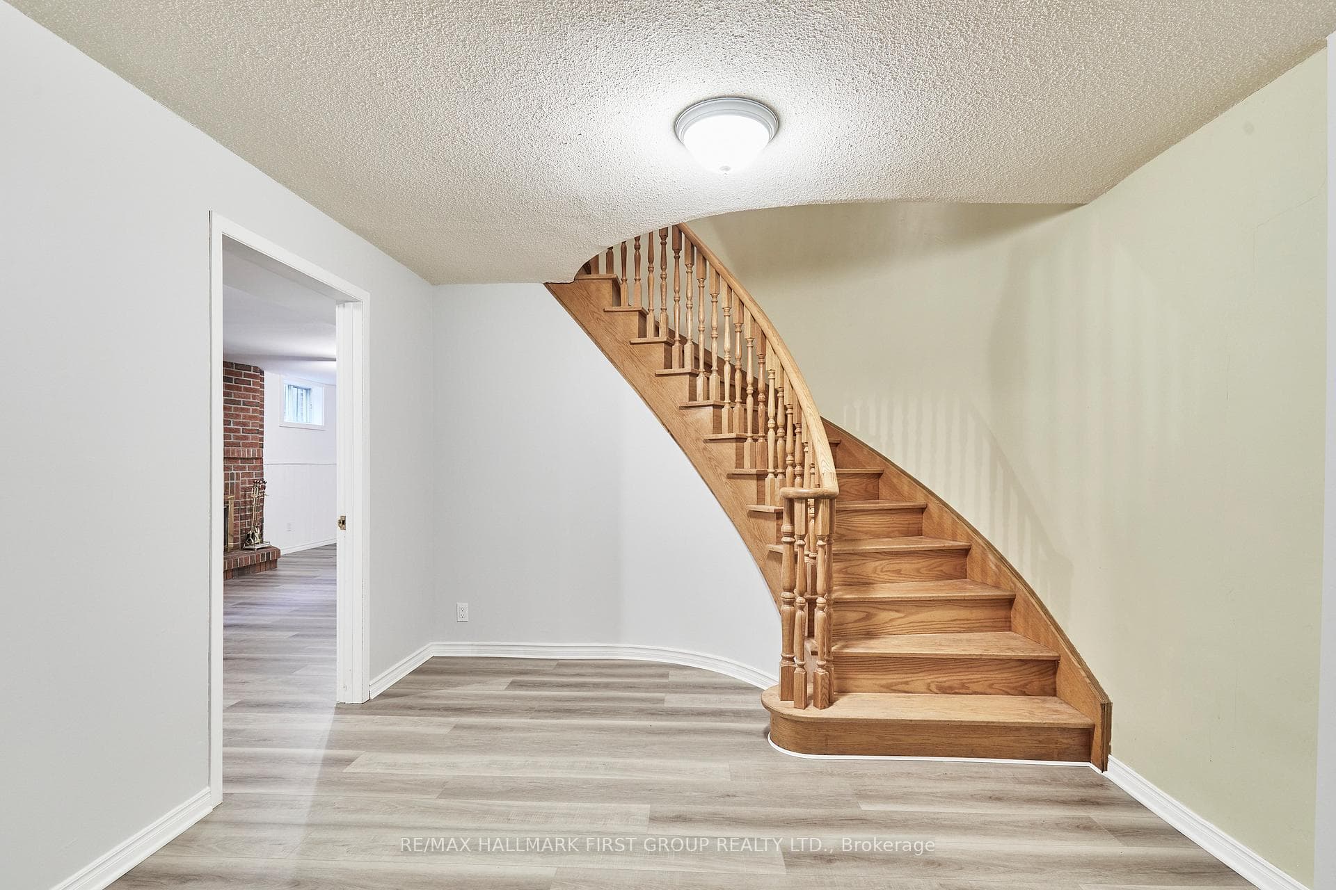 542 McLeod Crescent photo 28