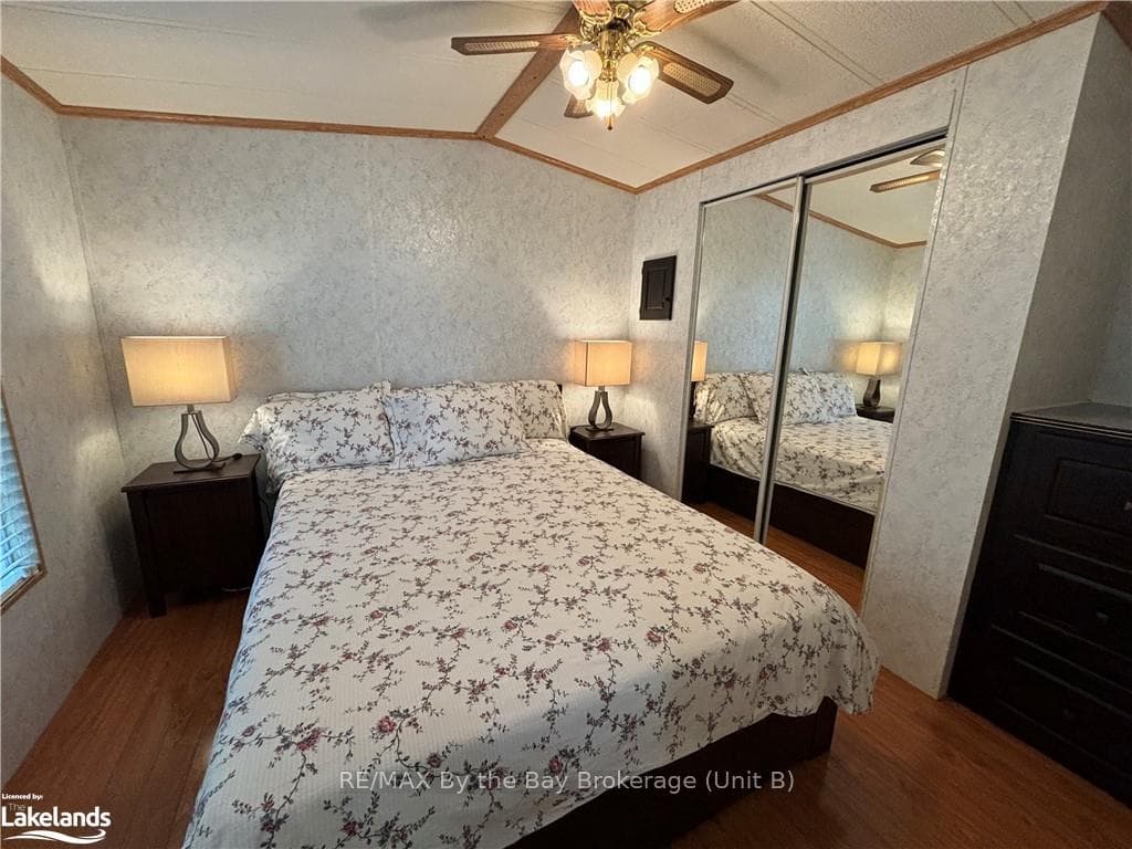 85 THEME PARK Drive Unit 268 photo 17