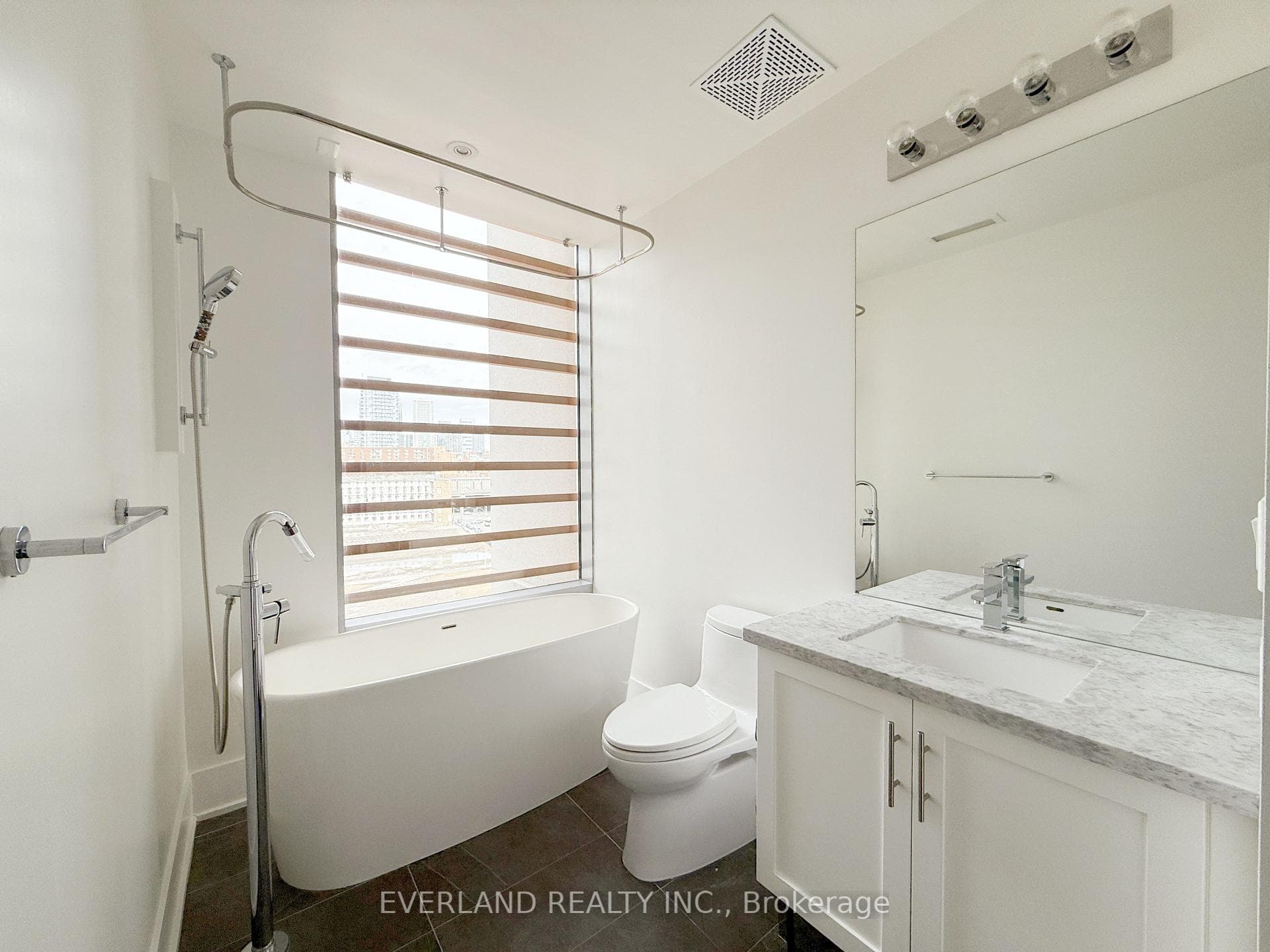 39 Queens Quay Unit 840 photo 13