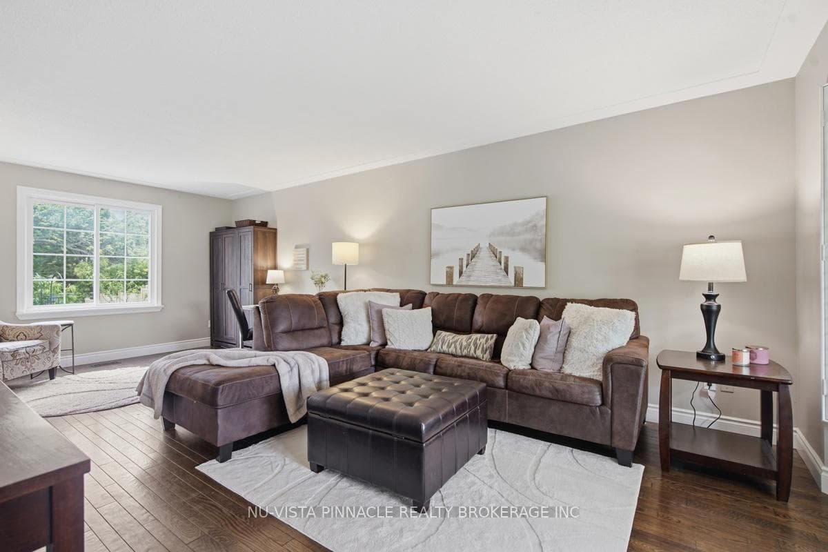11 Runnymede Crescent photo 3
