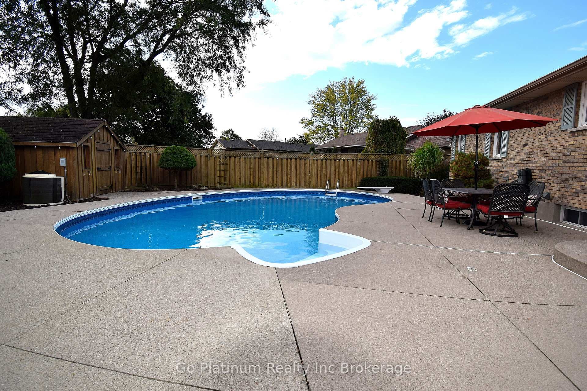 1 Moore Crescent photo 41