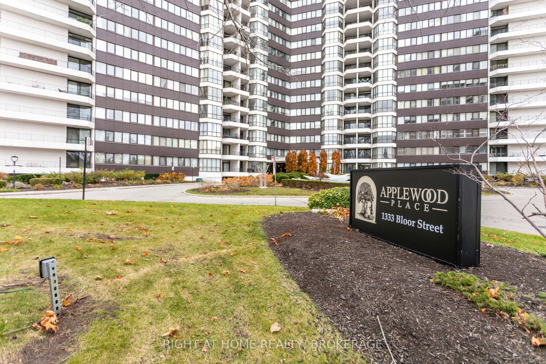 1333 Bloor Street Unit 901 photo 3