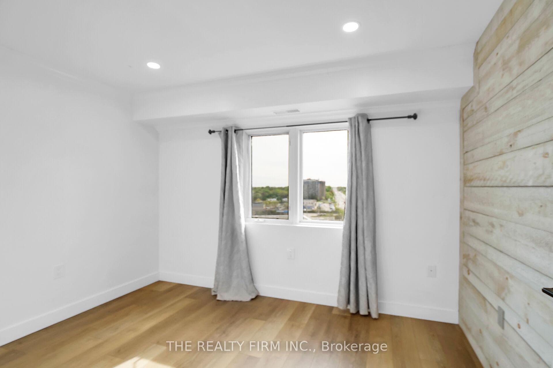 860 Commissioners Road Unit 907 photo 13