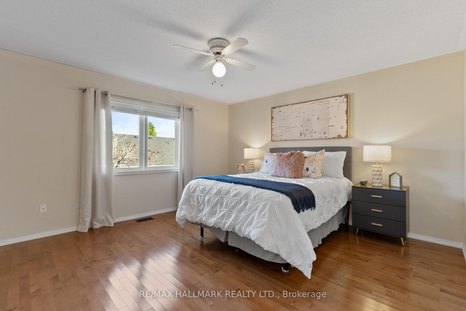 Large Bright Primary with hardwd overlooks garden