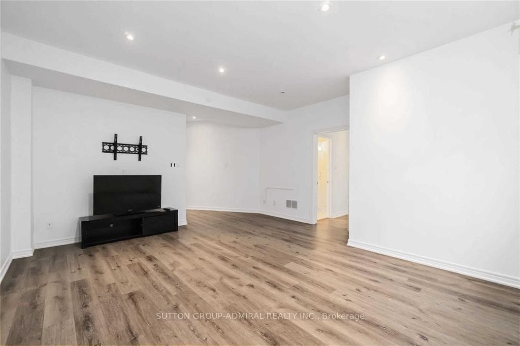 390 Glengarry Avenue photo 34