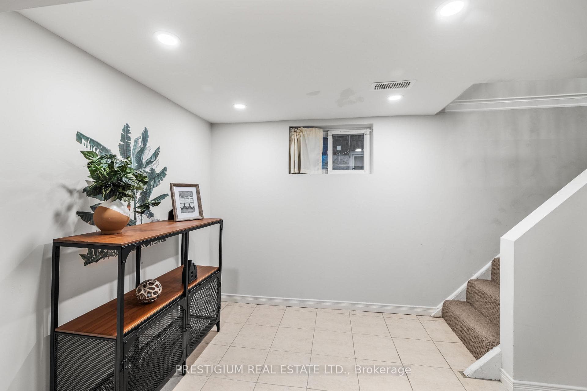 556 Davisville Avenue photo 34