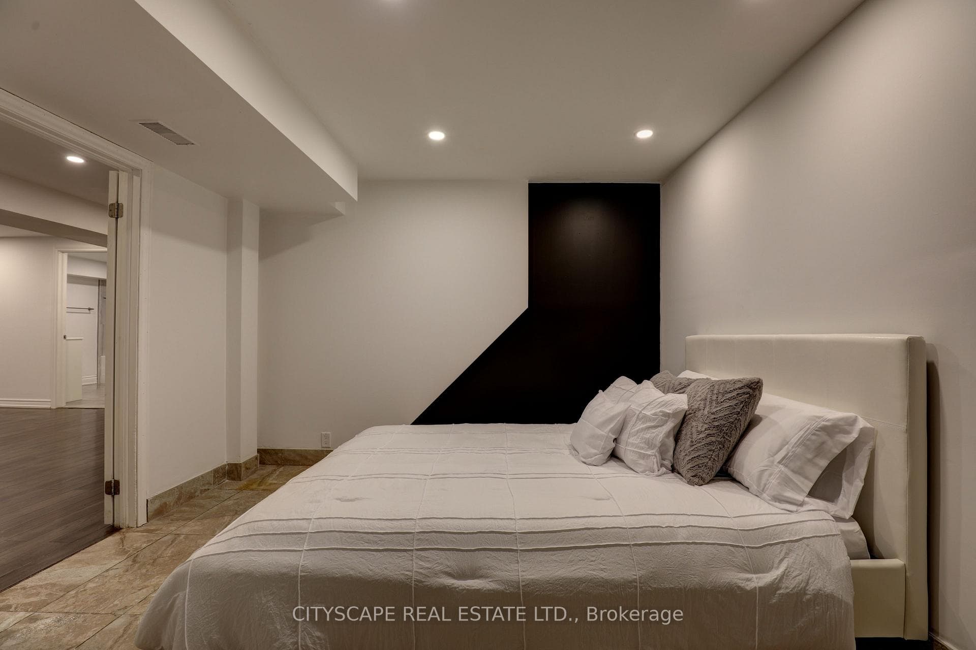 137 Ravenscroft Road photo 8