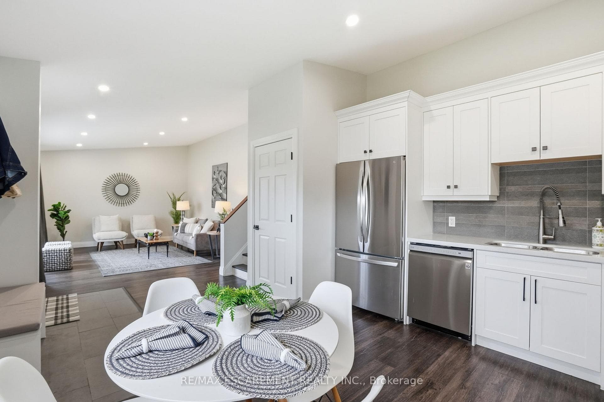 114 LUSCOMBE Street photo 18