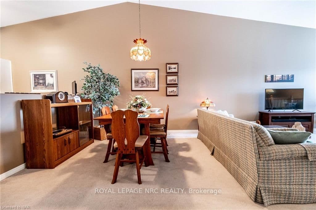 299 AUTUMN Crescent photo 12