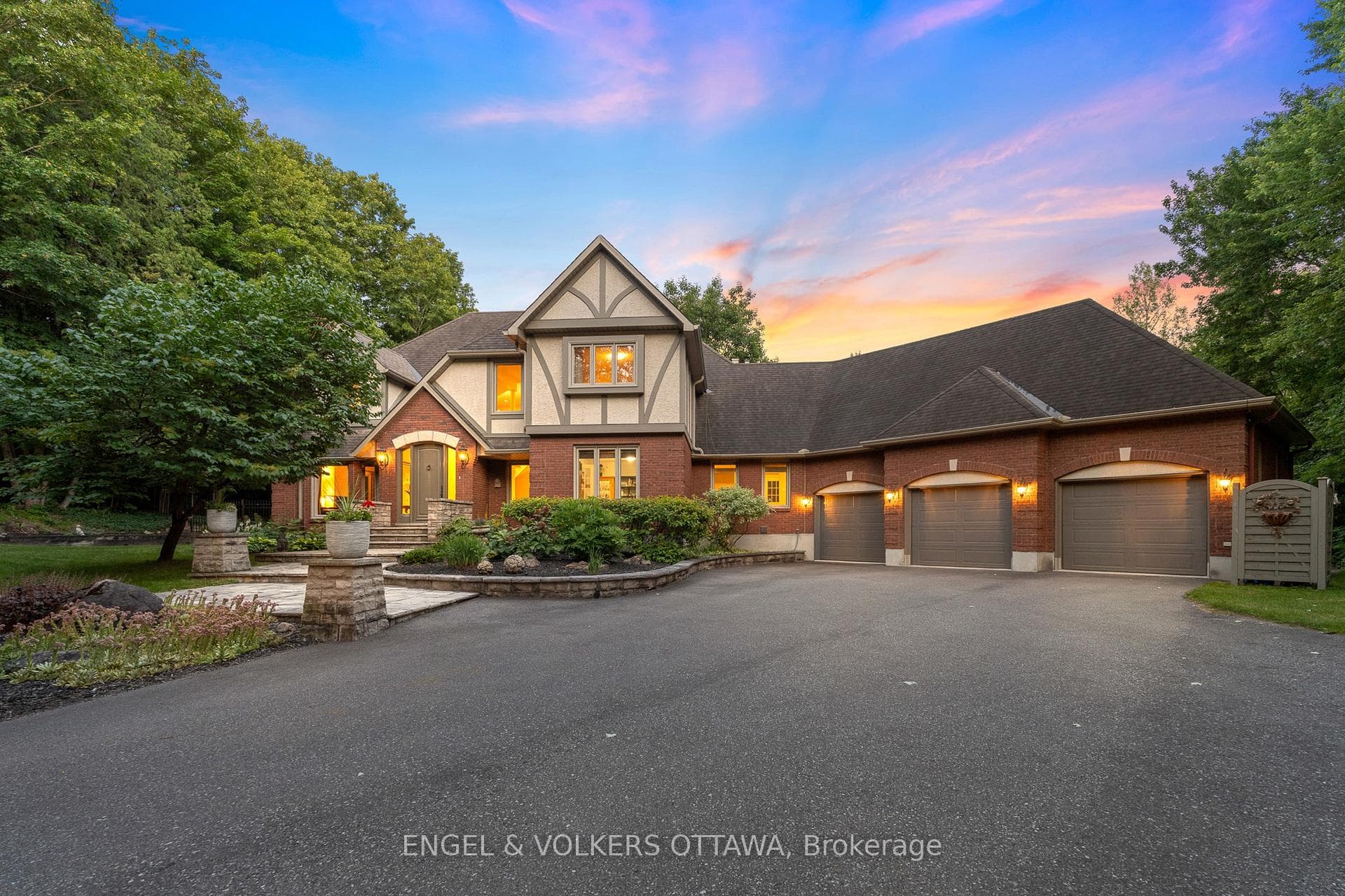 5596 Scobie Crescent photo 1