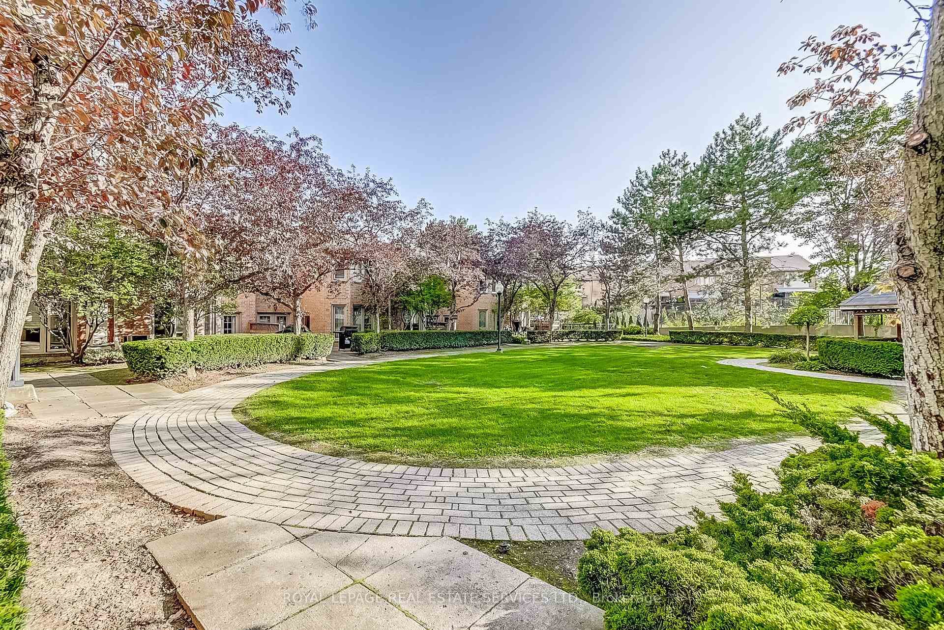 Garden / lawn / parkette for residents
