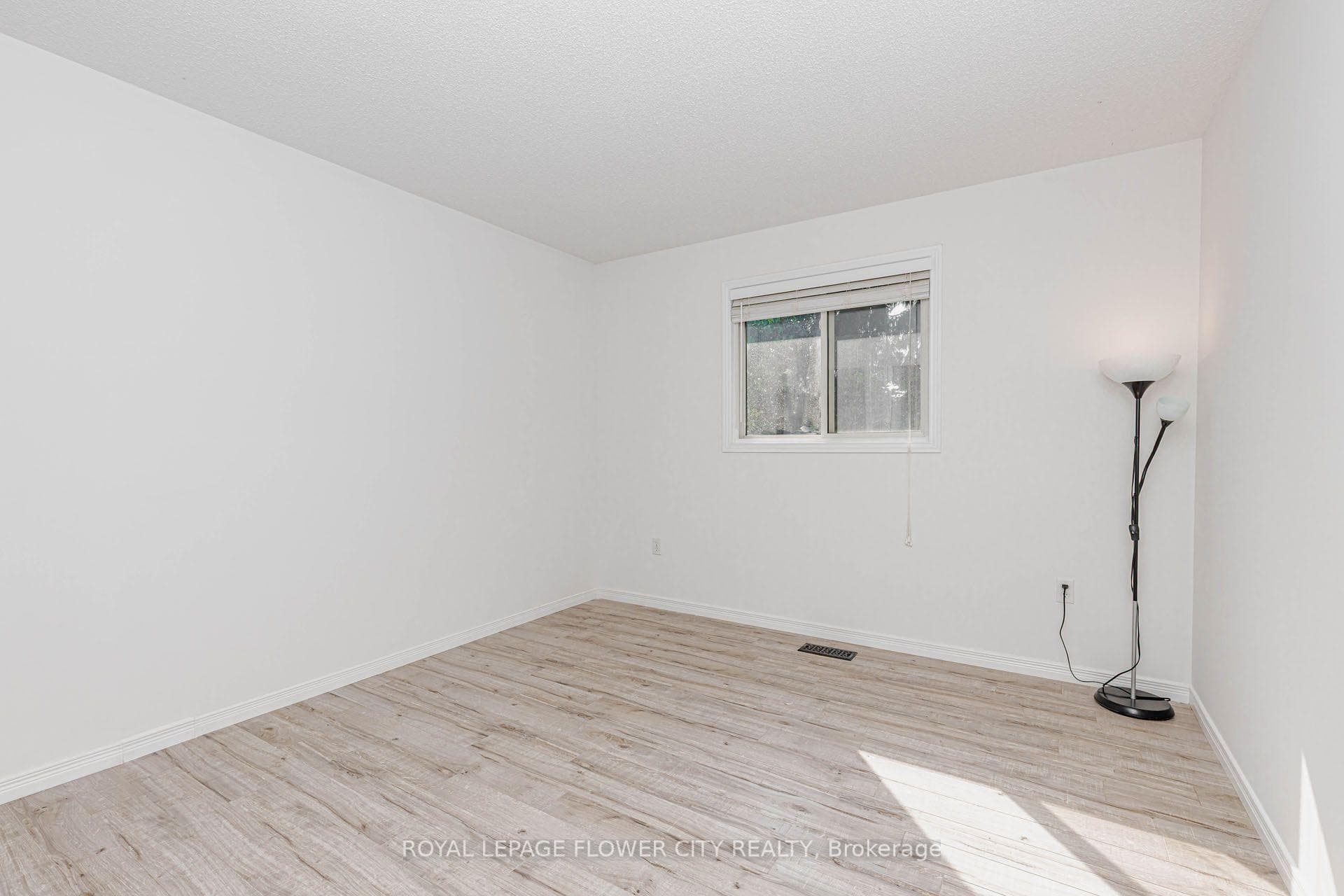 47 QUEENSWAY Drive photo 25
