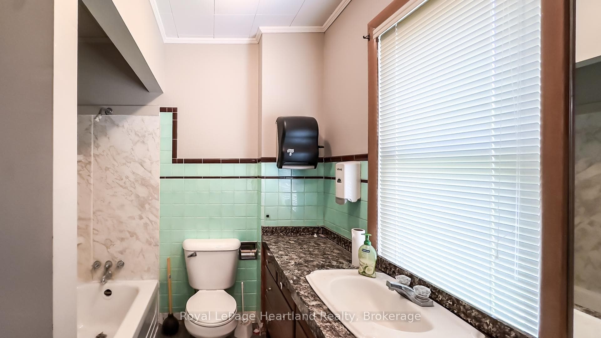 401 QUEEN Street photo 16