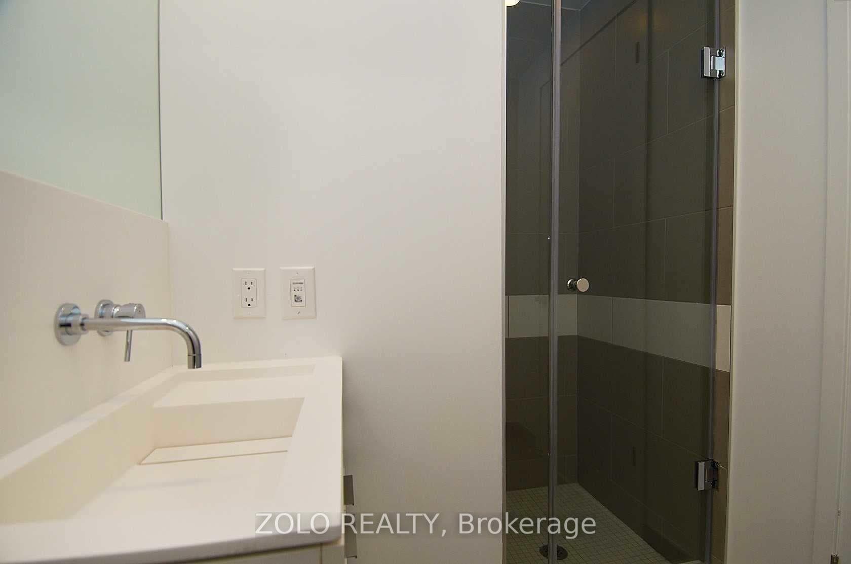 197 Yonge Street Unit 5202 photo 25