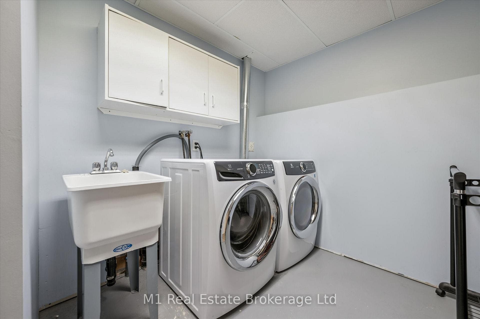 584 Mctavish Street photo 32