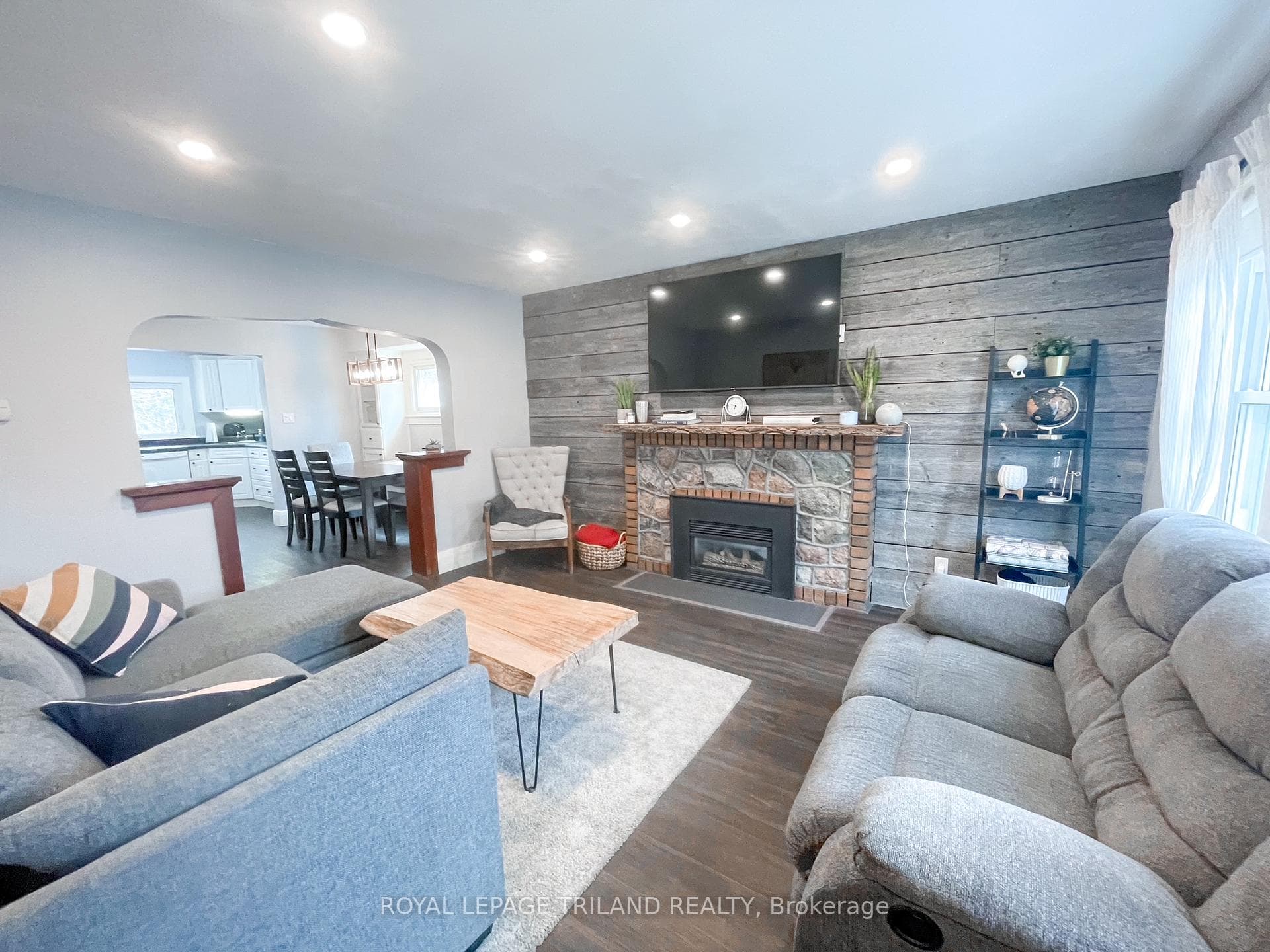 222 Edward Street photo 2