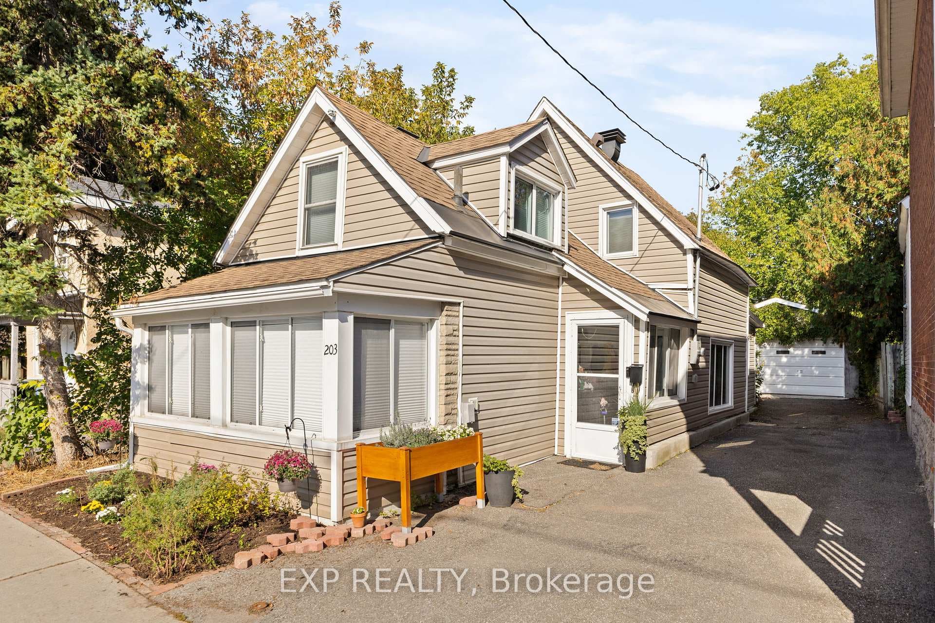203 Carruthers Avenue photo 1