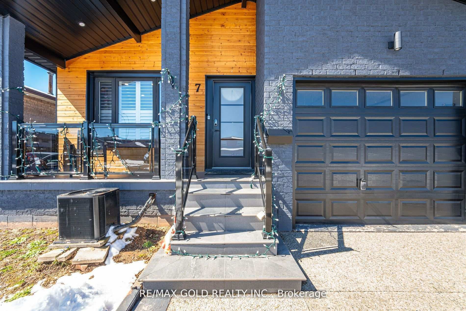 7 Envoy Boulevard photo 2