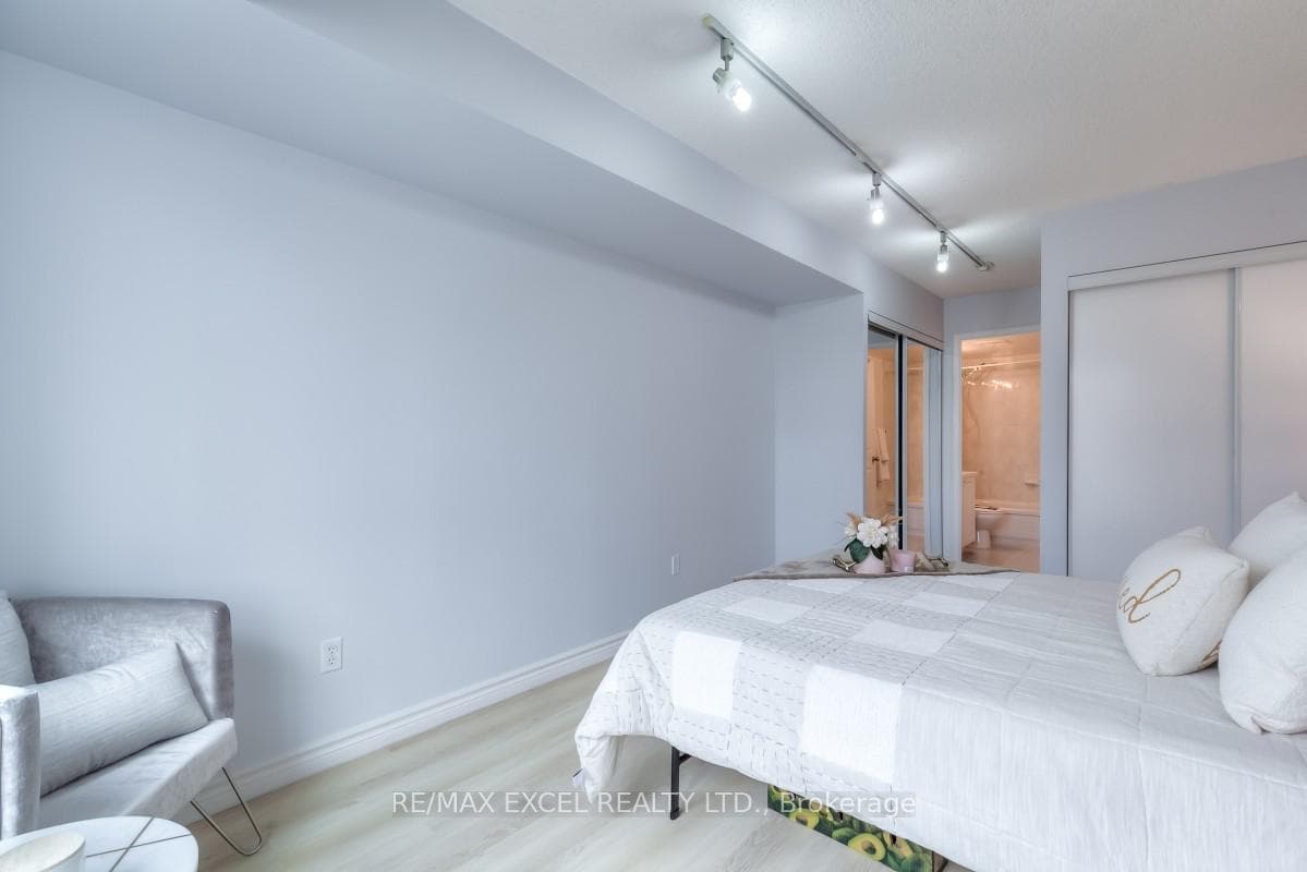 39 Pemberton Avenue Unit 208 photo 20