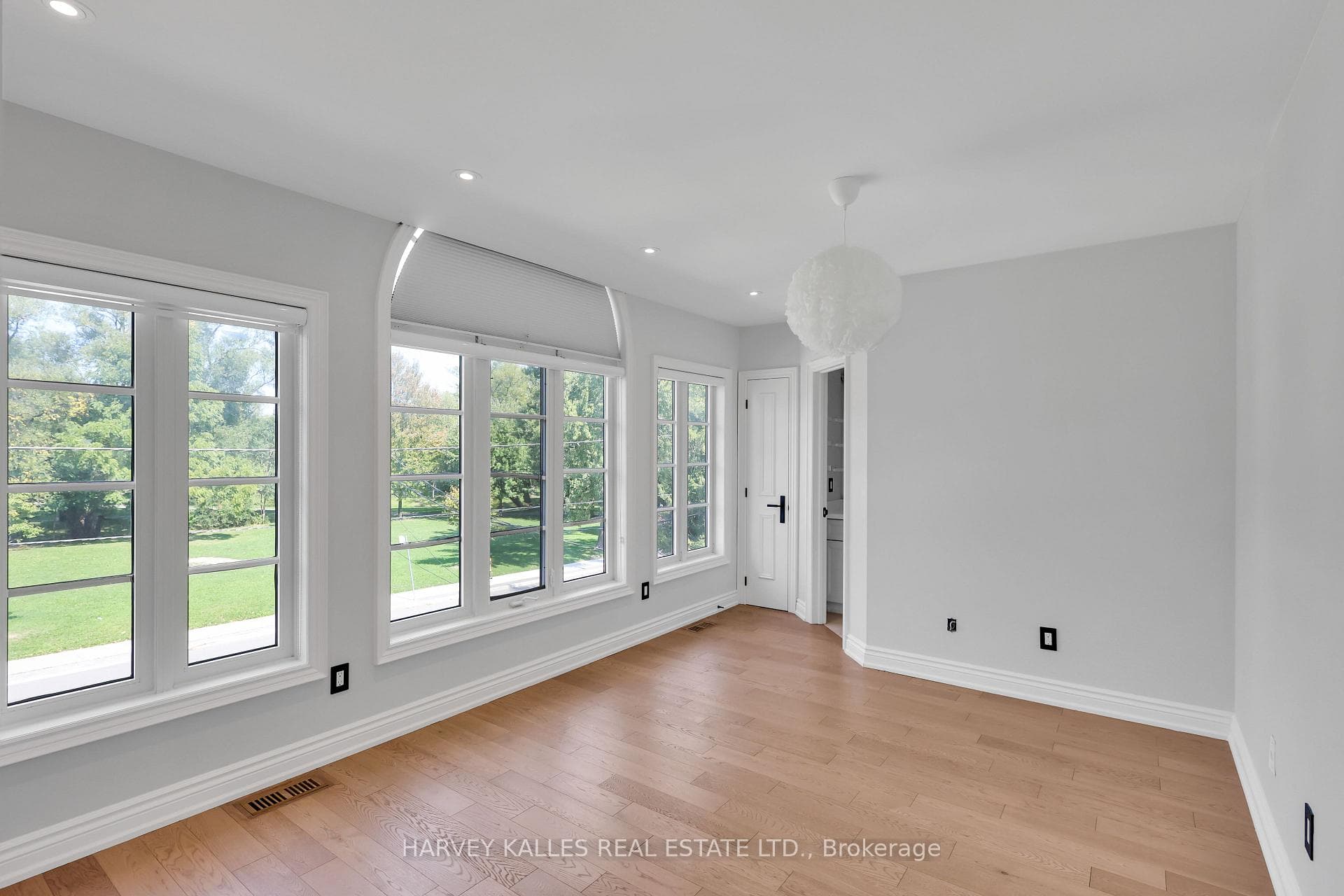 737 Woburn Avenue photo 23