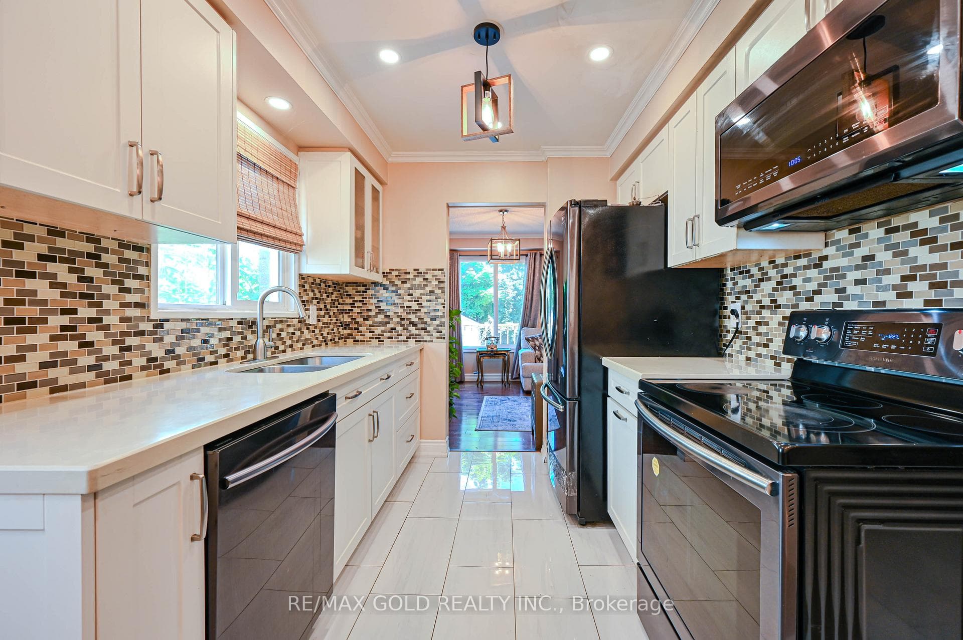 126 Newbridge Crescent photo 8