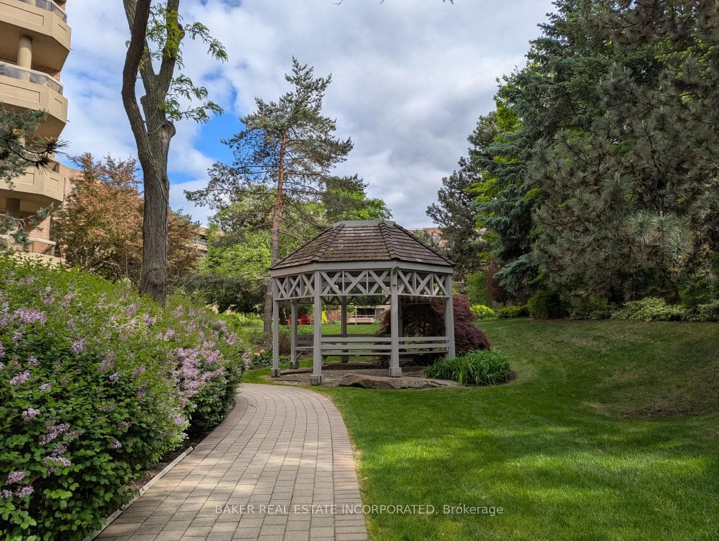 1210 Don Mills Amenities -Park Like Grounds