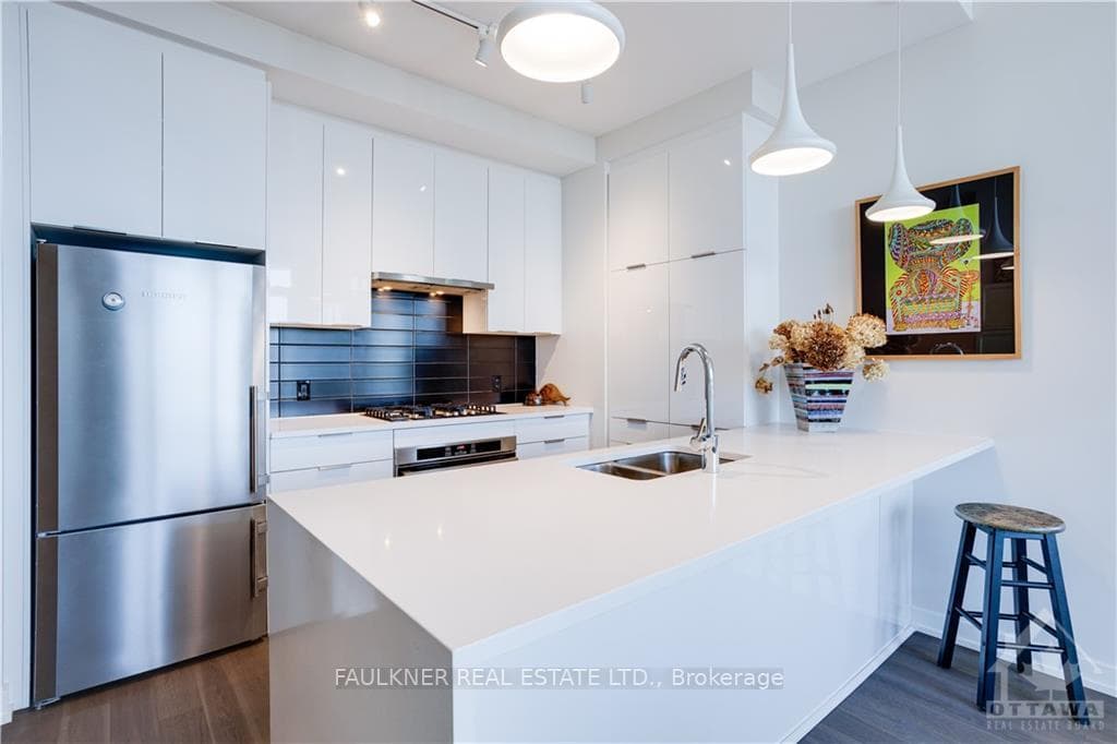 570 DE MAZENOD Avenue Unit 710 photo 2