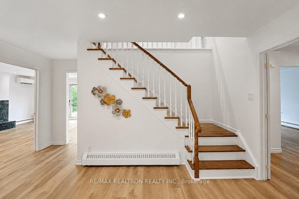 18 Debra Crescent photo 8