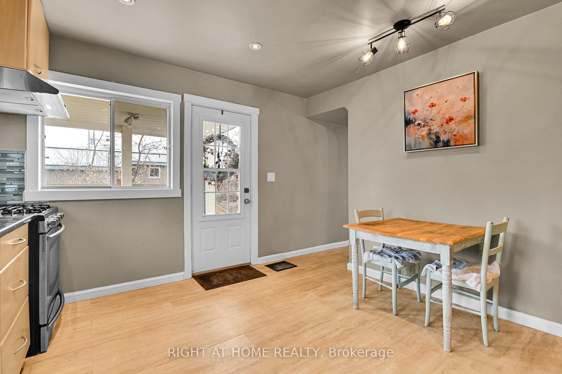 541 Albert Street photo 10