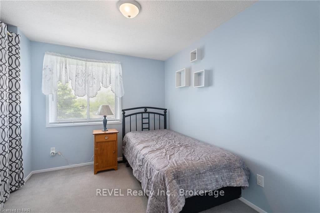 88 MANLEY Crescent photo 23