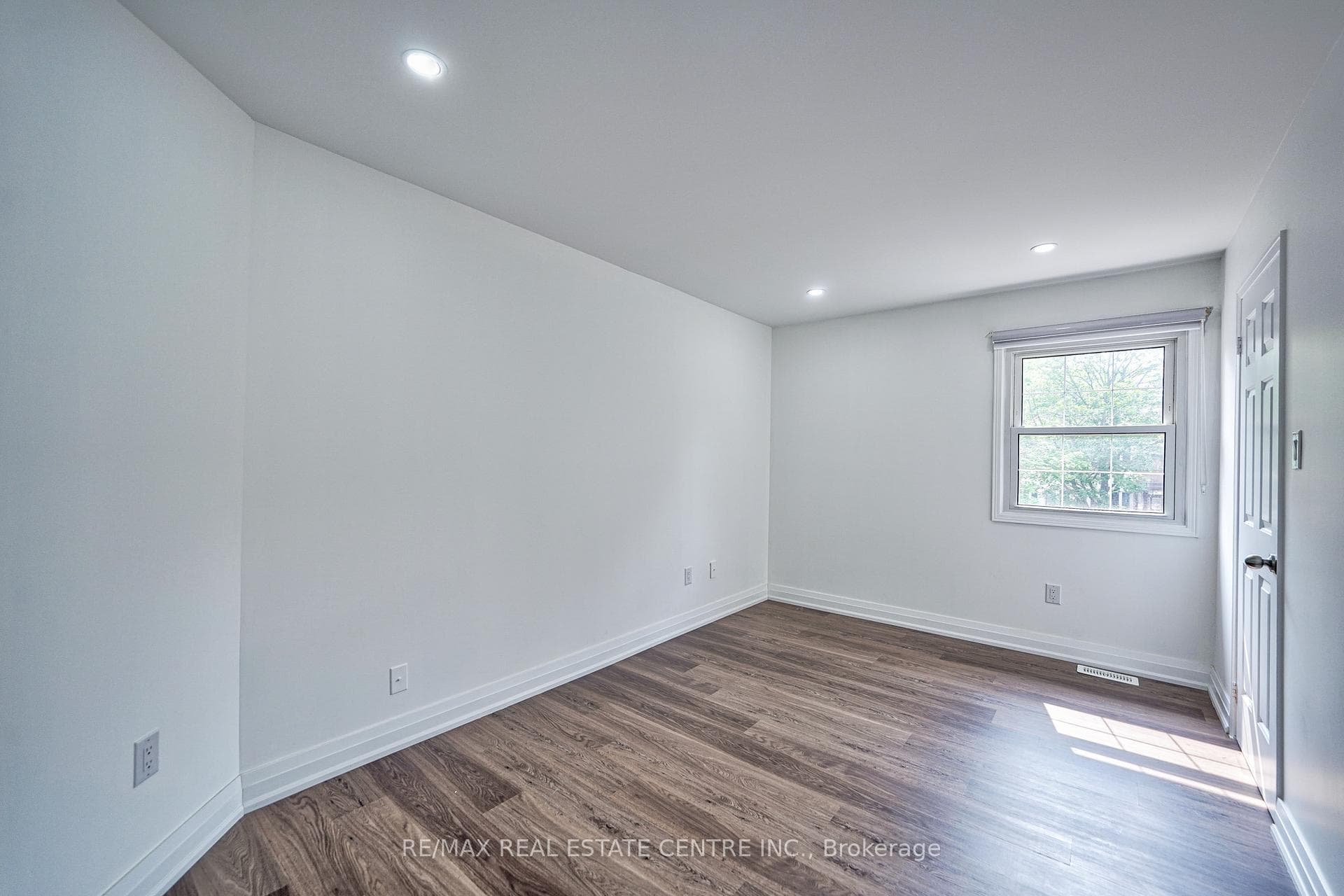 6202 Tenth Line photo 20
