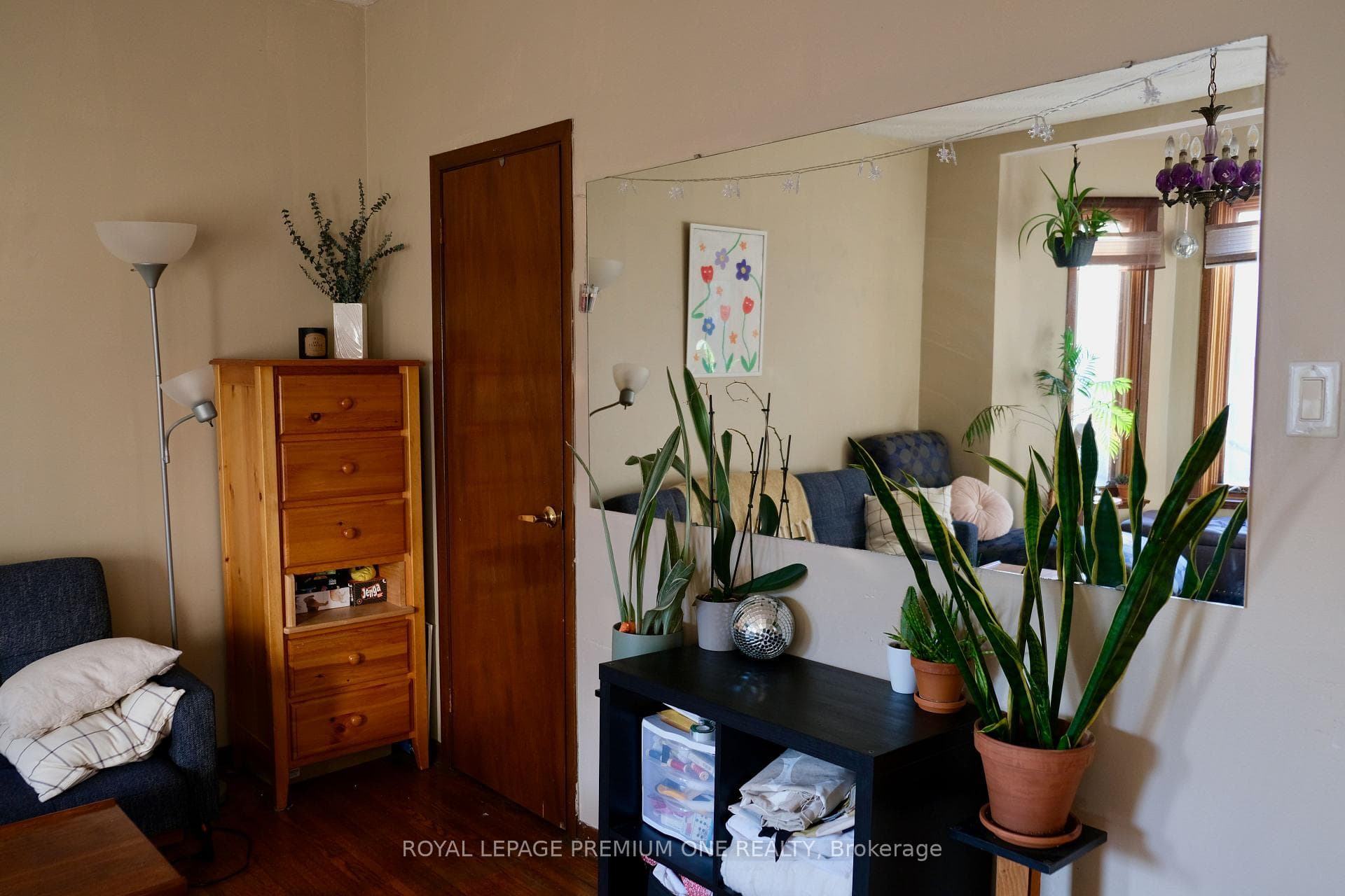 211 Palmerston Avenue Unit Upper photo 4