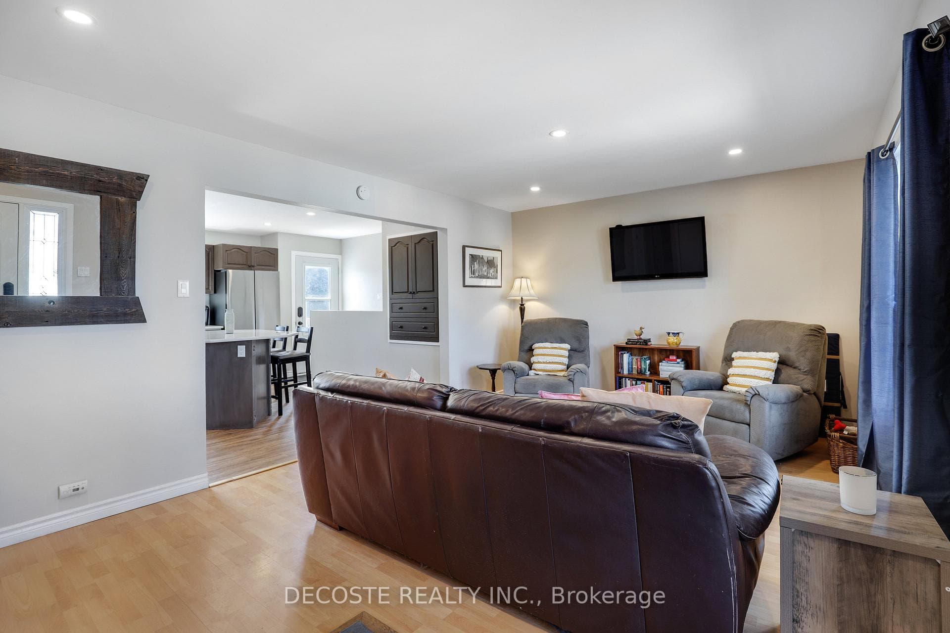877 Queen Street photo 4