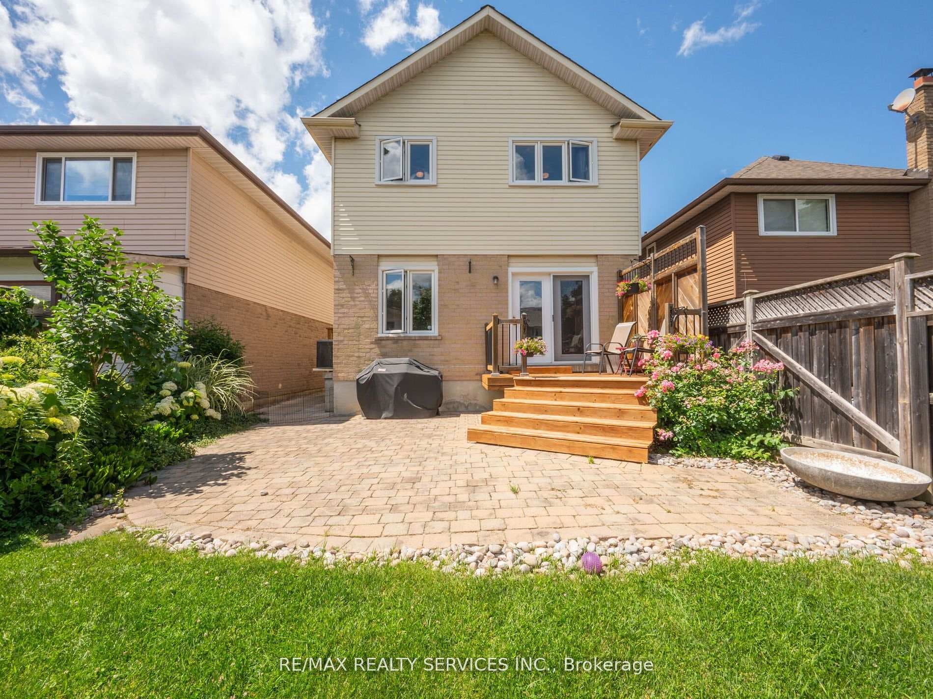 15 Garden Avenue photo 38