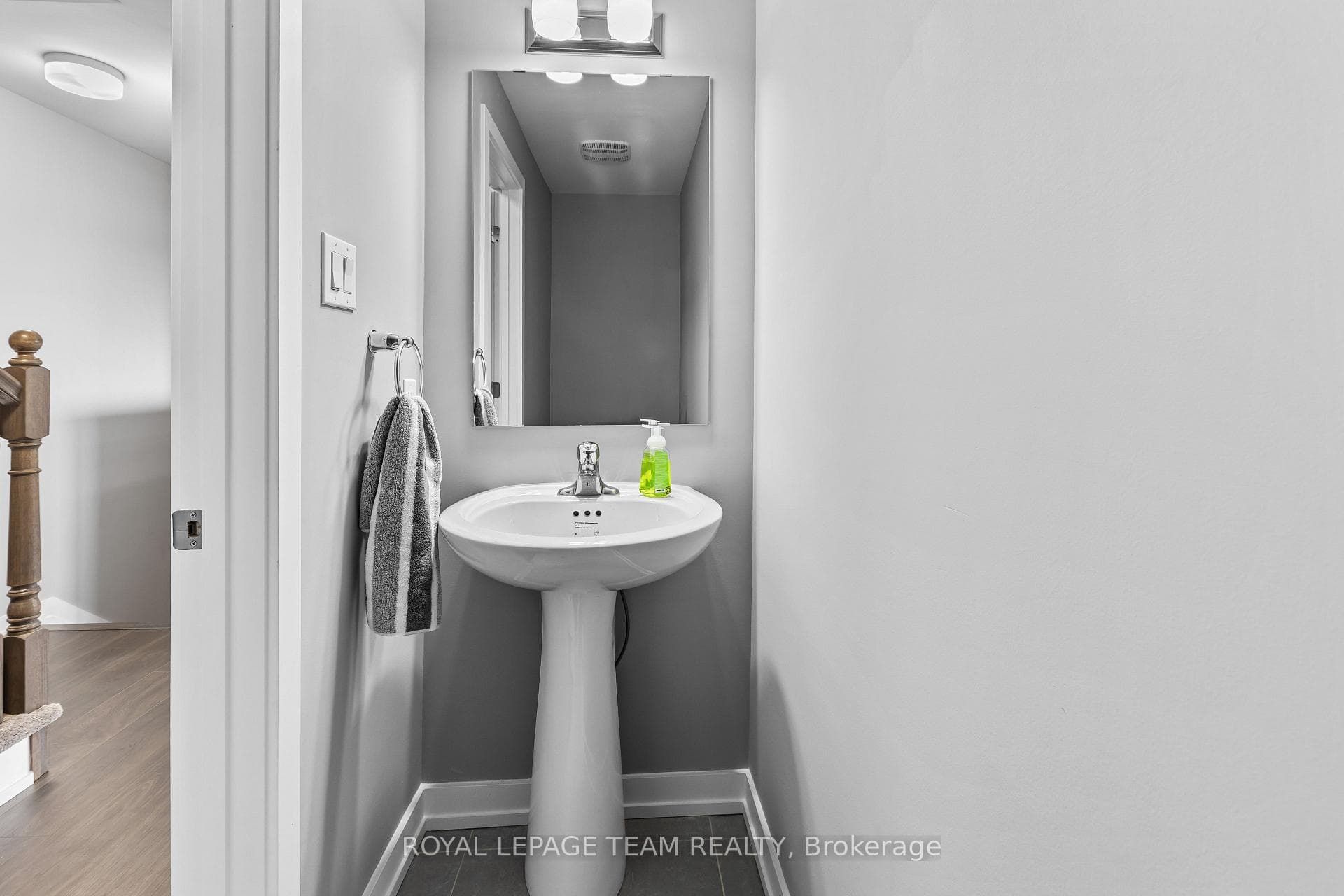 871 Decoeur Drive photo 6