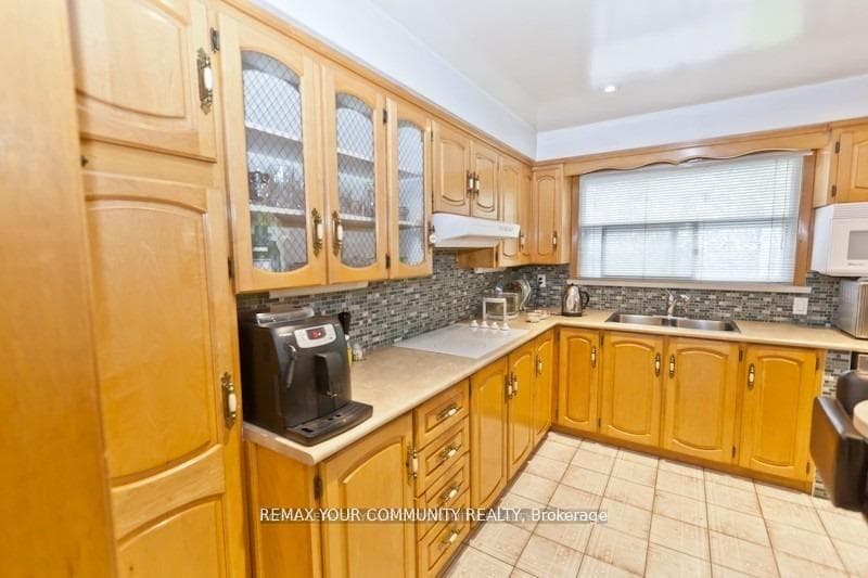 8 Stanwood Crescent photo 6