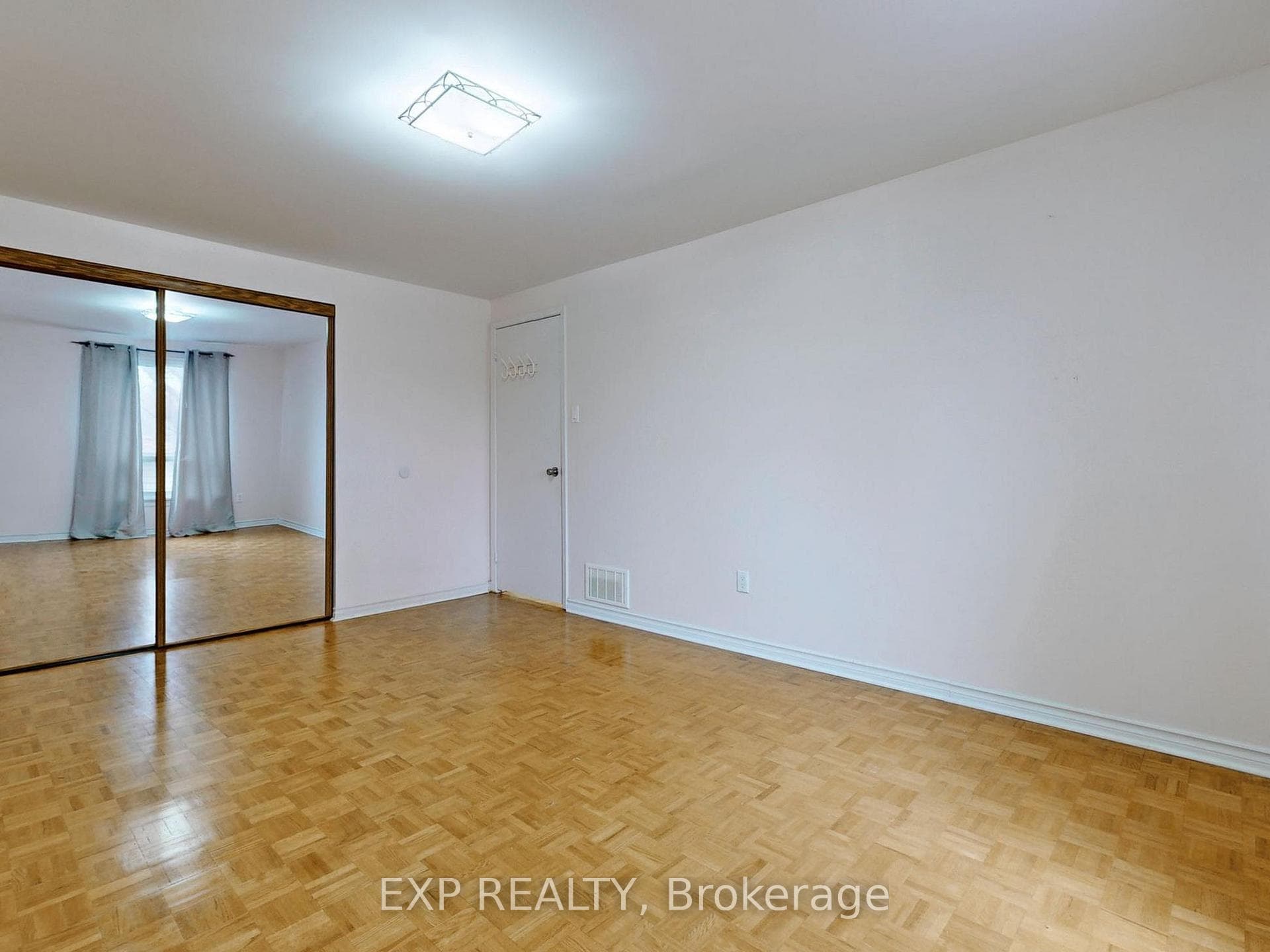239 Avenue Road photo 15