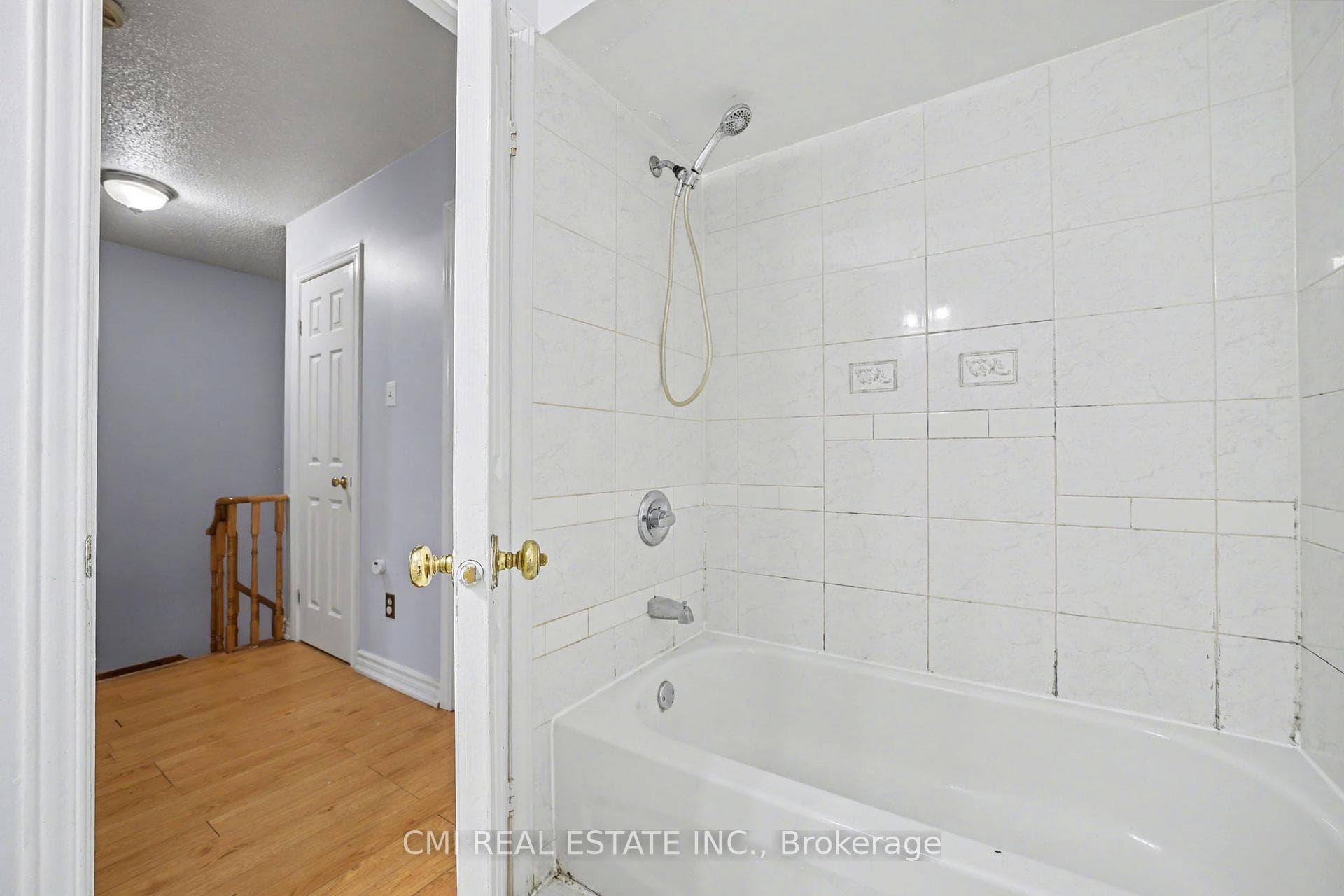 993 Lucerne Crescent photo 18