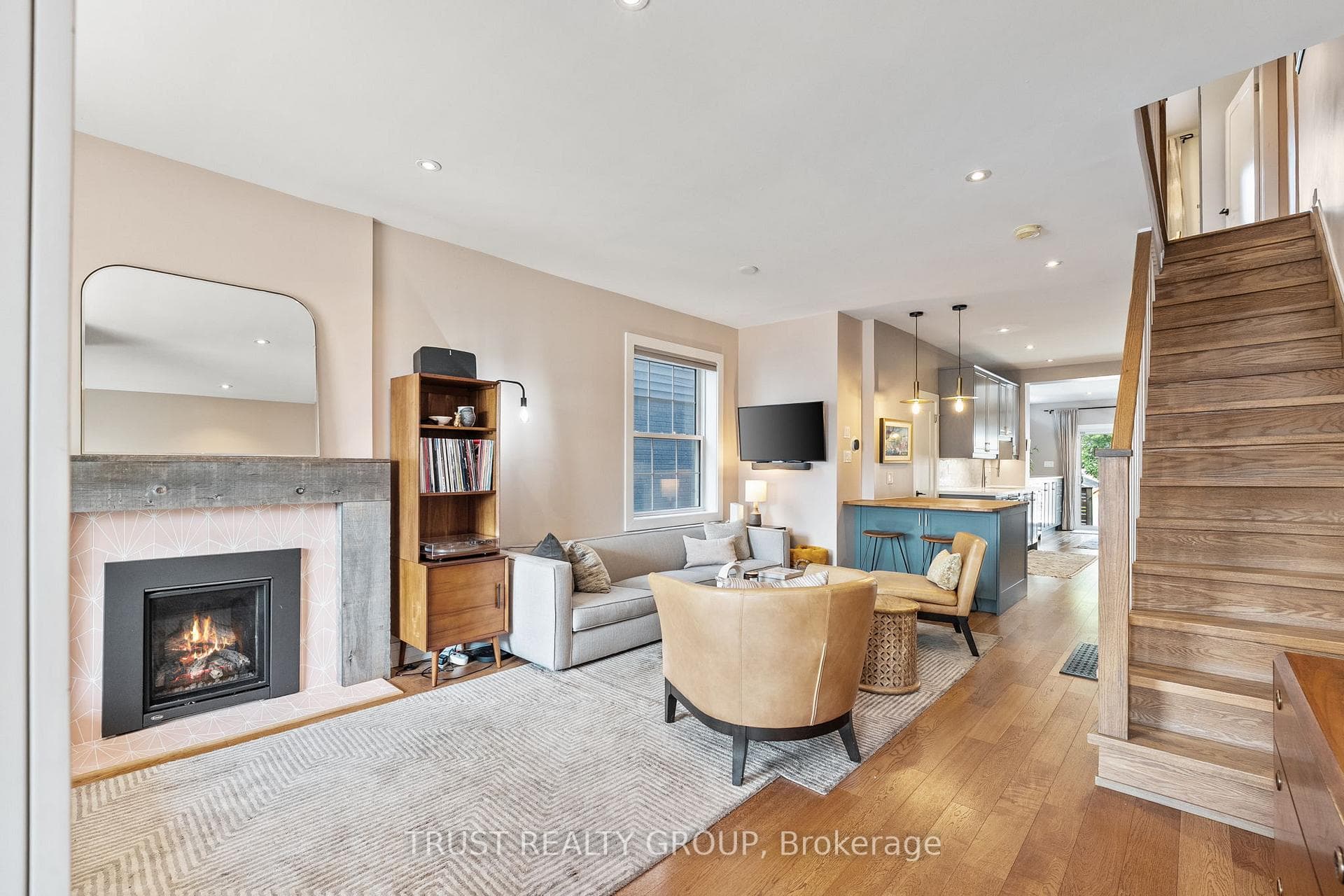 262 Queensdale Avenue photo 4