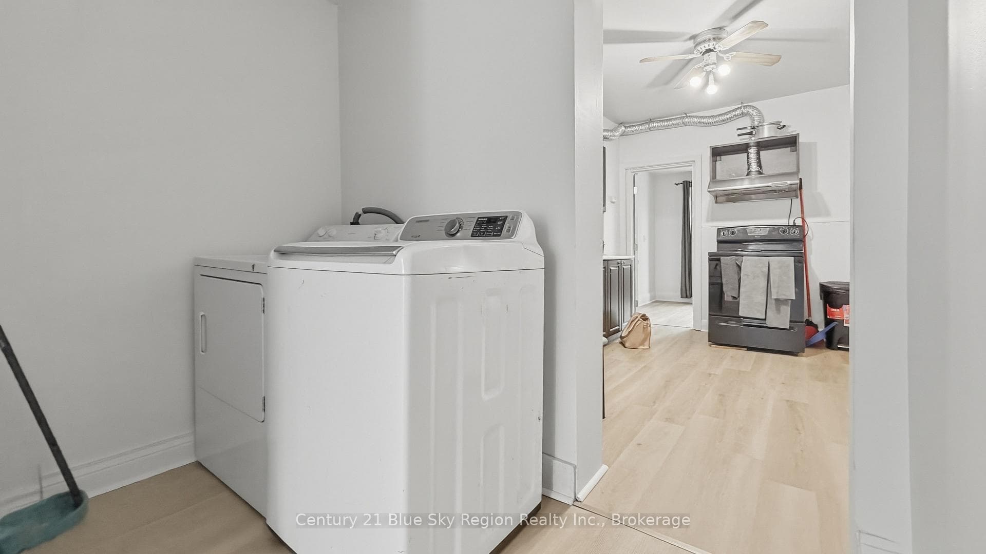 923 Fraser Street photo 4