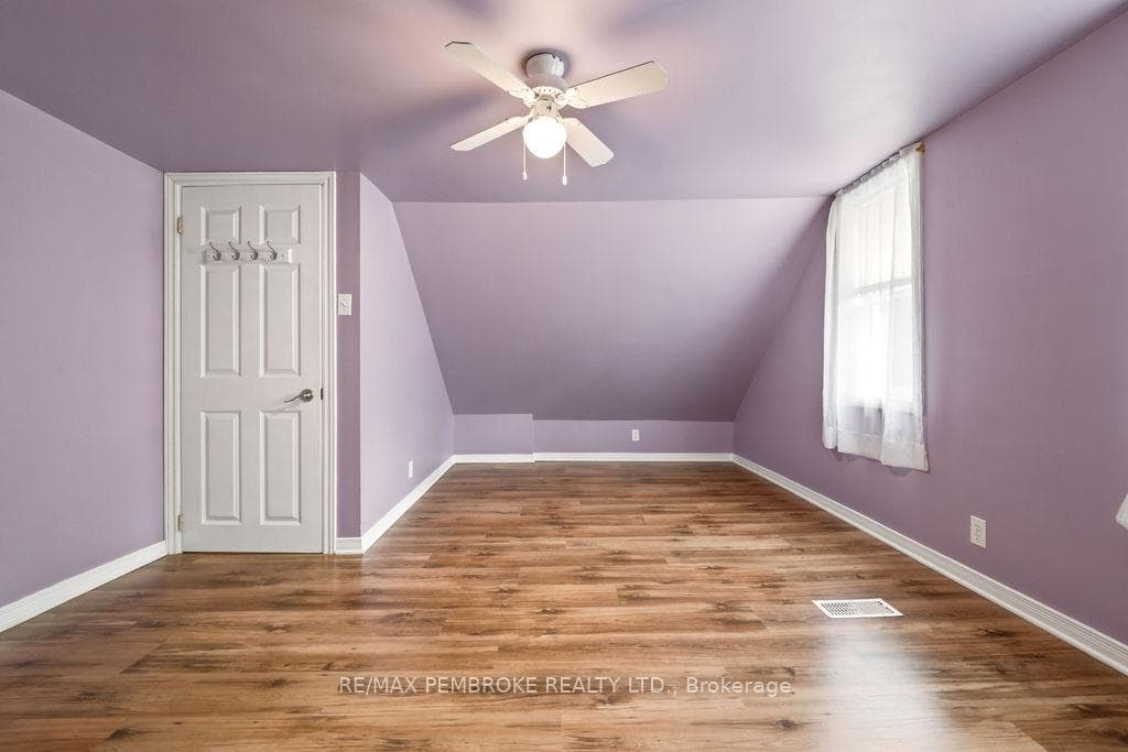 225 Wellington Street photo 25