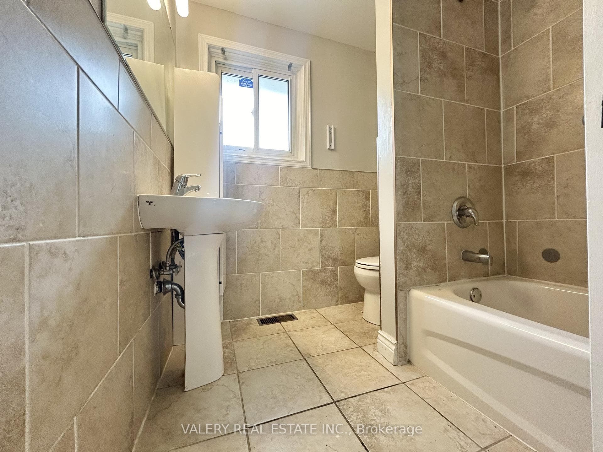 63 Paperbirch Crescent Unit A photo 15