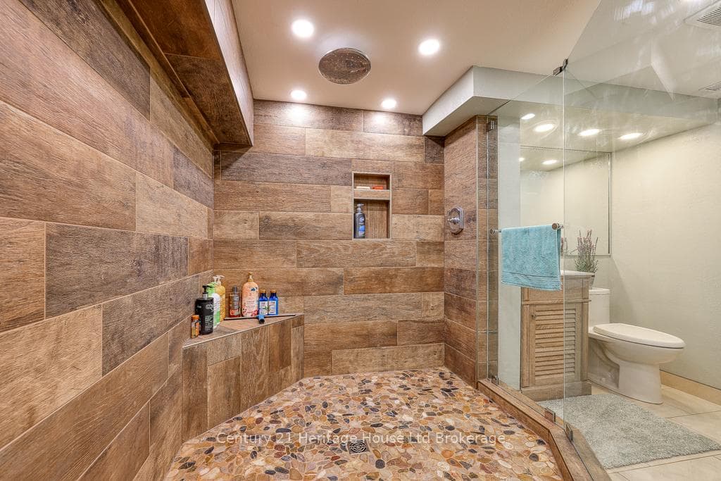204 Greenleaf Crescent photo 5