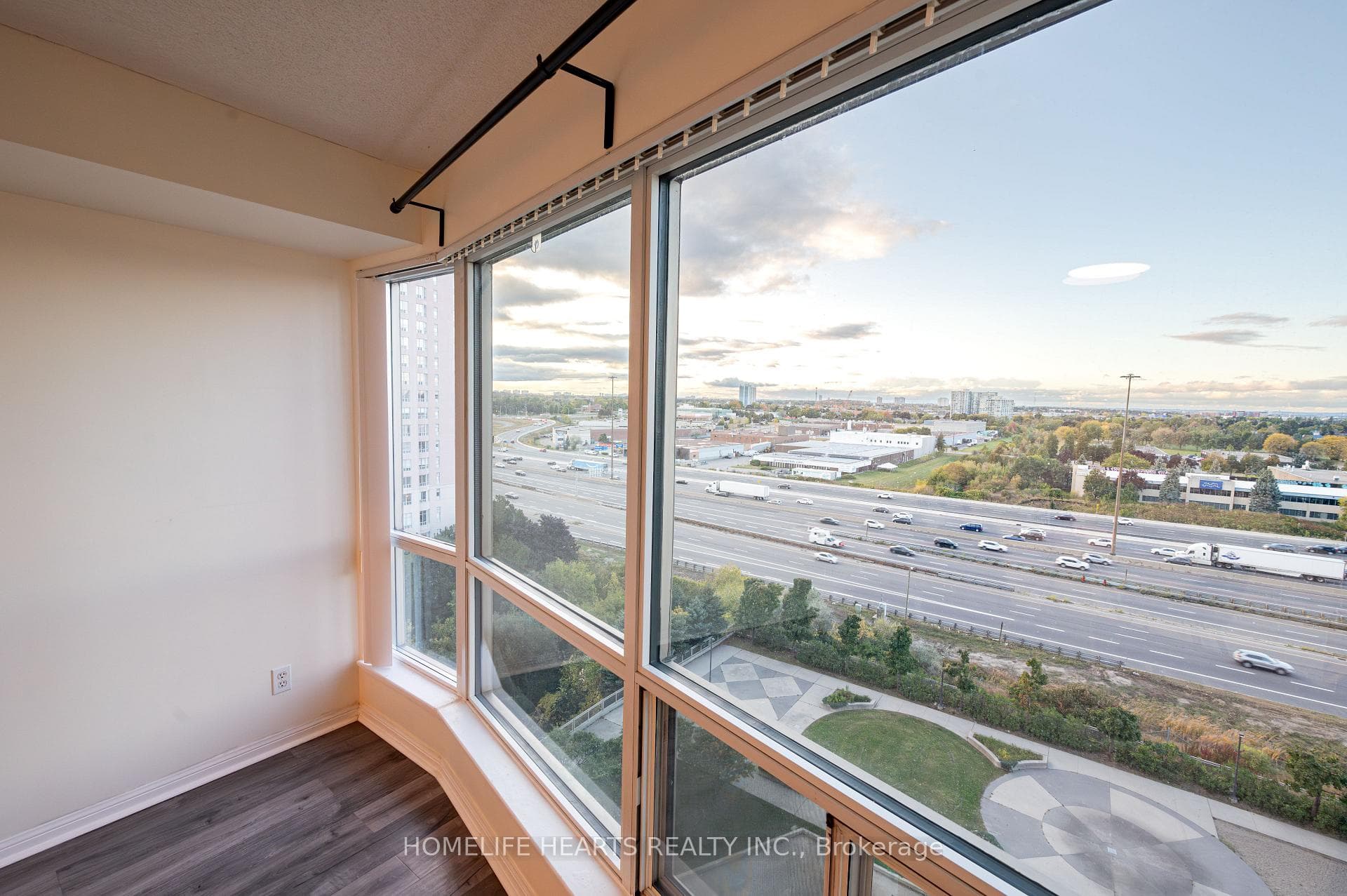 18 Lee Centre Drive Unit 1001 photo 6