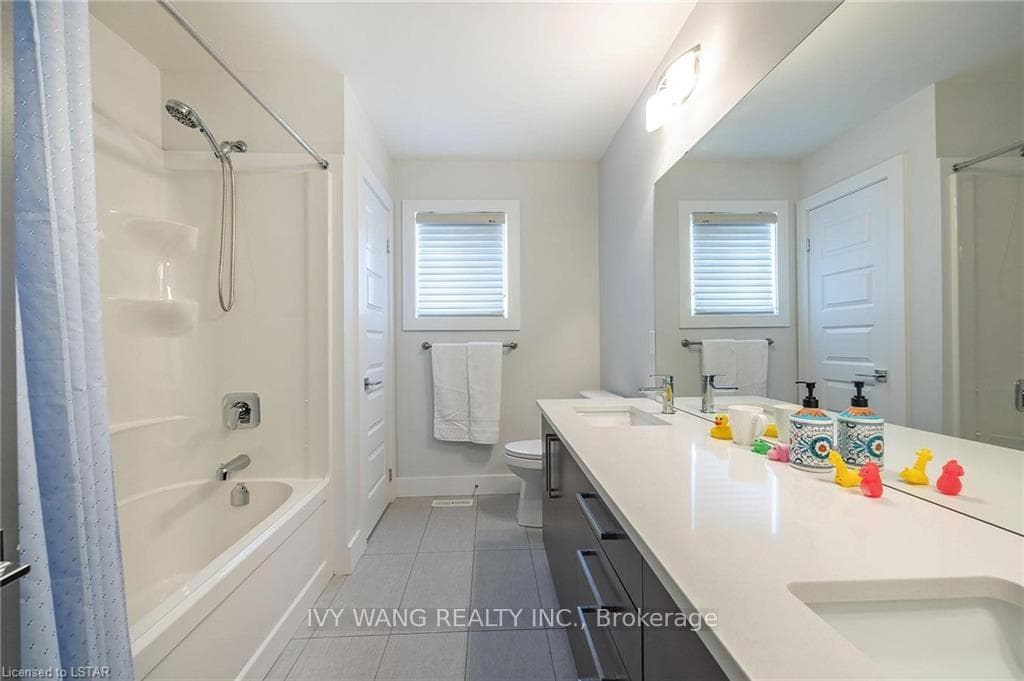 1387 DYER Crescent photo 35