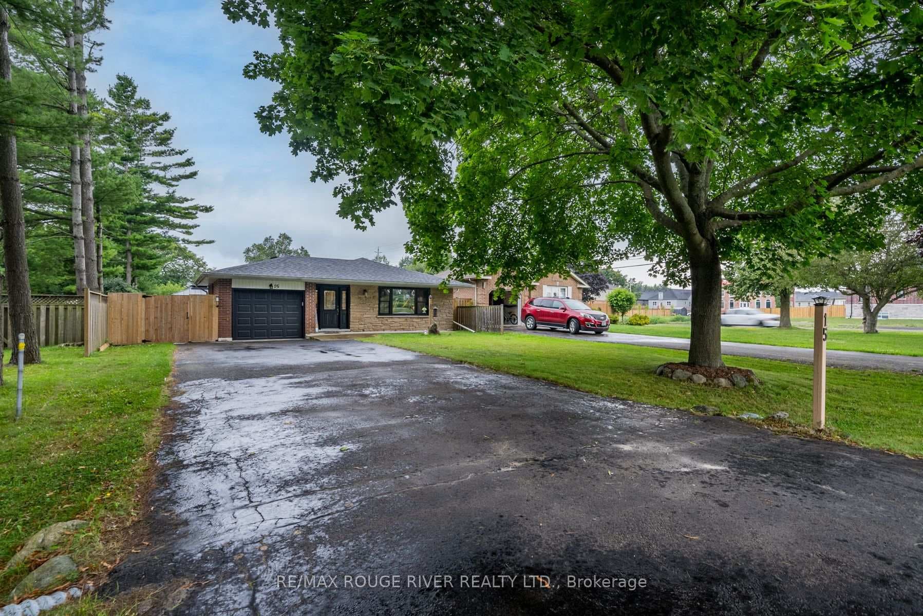 15 Maplewood Boulevard photo 3