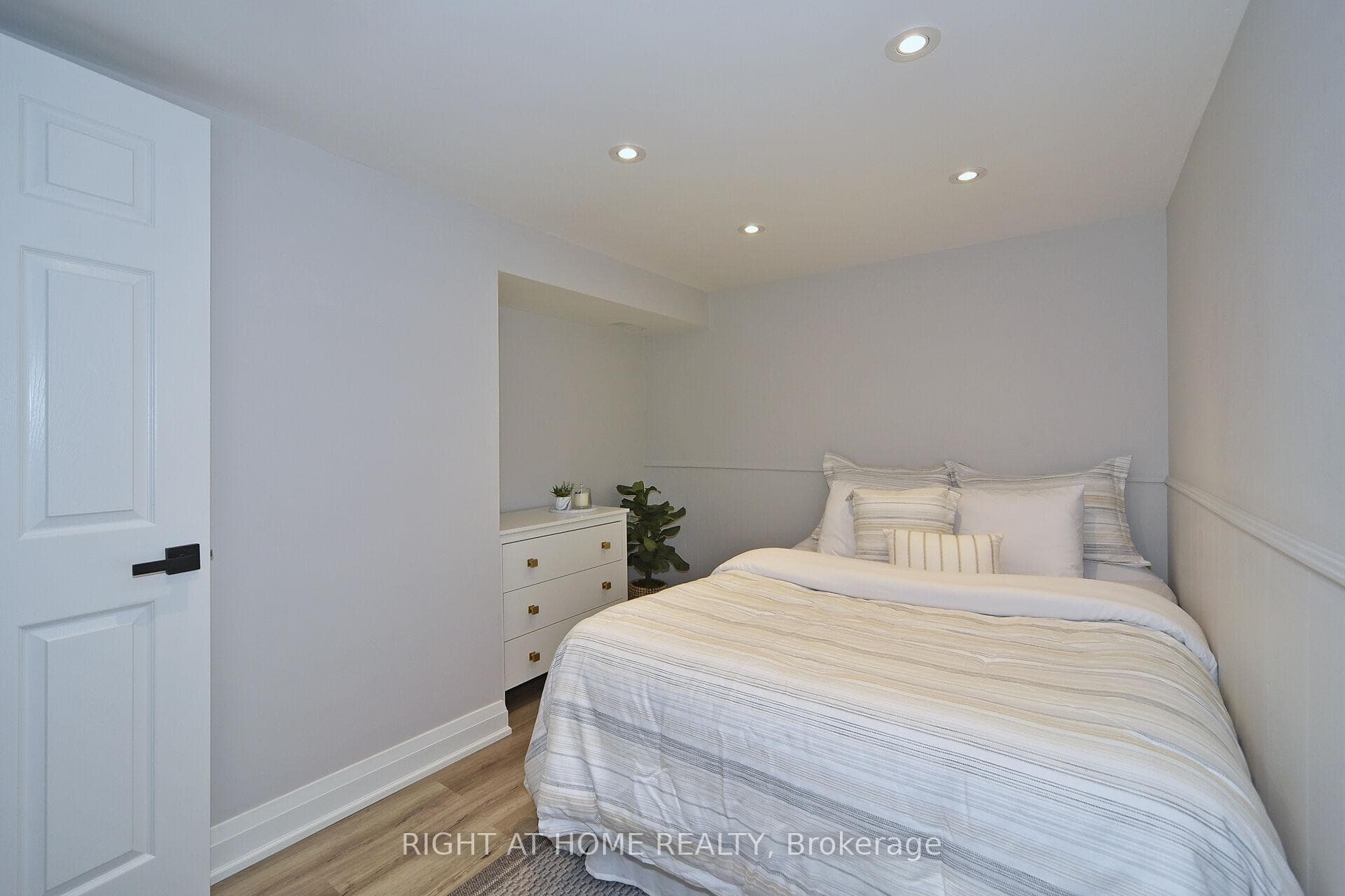 196 Bayview Fairways Drive photo 32