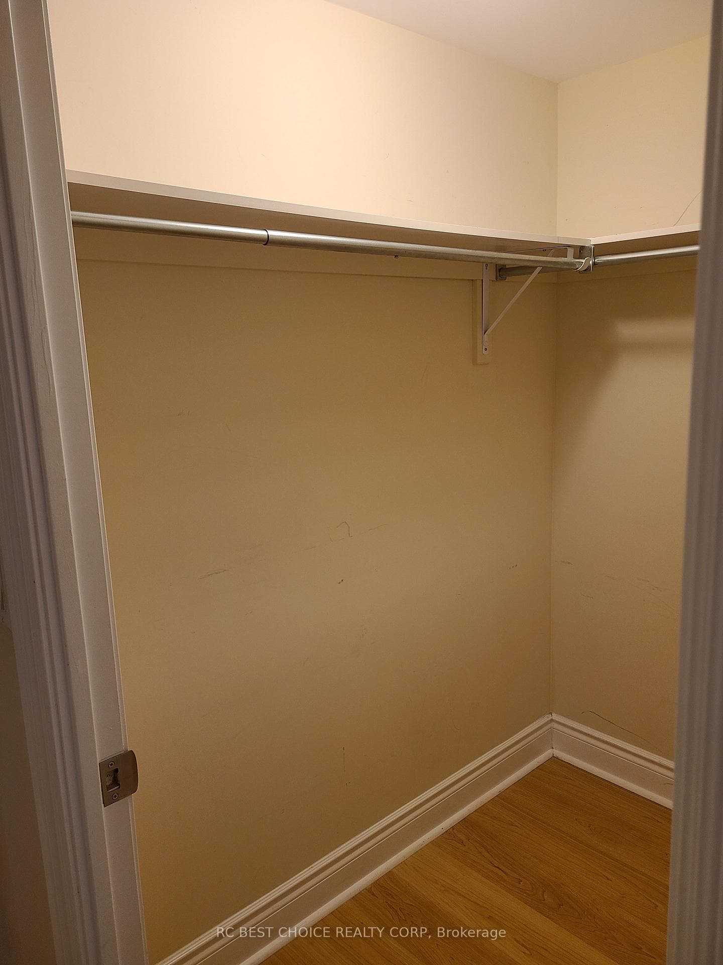 Walk-in-closet