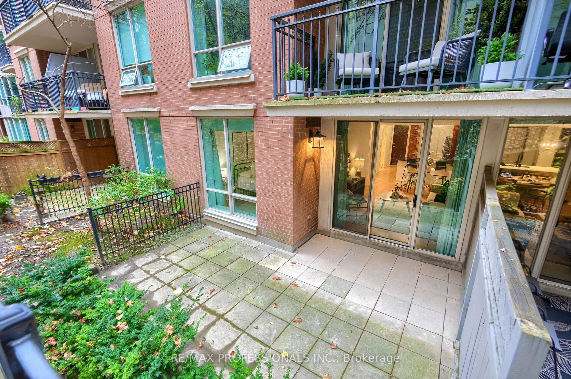 Large 230sf (CubiCasa) Terrace